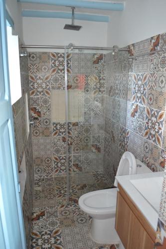 uma casa de banho com um WC e um chuveiro em Casa Coclín - Paraíso Campestre em Sáchica