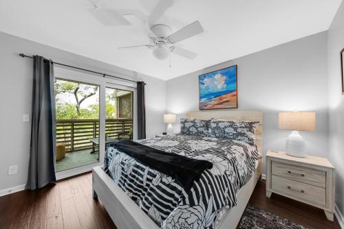 1 dormitorio con cama y ventana en 2017 Marsh Walk Villa en Summerville