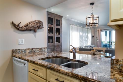 Una cocina con fregadero y una sala de estar. en 1385 Pelican Watch Villa, en Seabrook Island