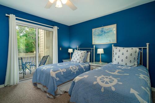 - 2 lits dans une chambre aux murs bleus dans l'établissement 1807 Heron Pt, à Seabrook Island