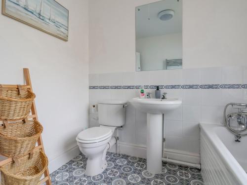 uma casa de banho com um WC, um lavatório e uma banheira em 18 Ffordd Tanrallt em Prestatyn