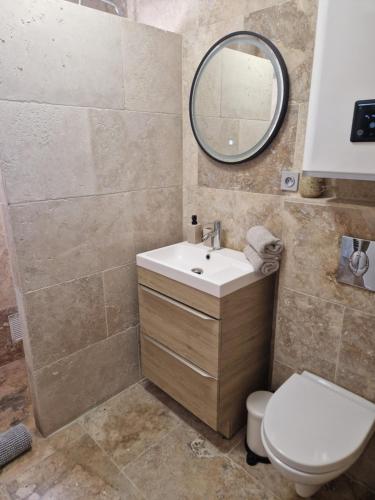 une salle de bain avec un lavabo, des toilettes et un miroir dans l'établissement Le sunset, à Bandol