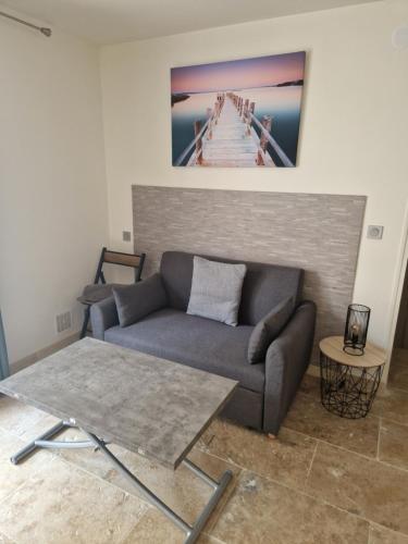 un salon avec un canapé et une table dans l'établissement Le sunset, à Bandol