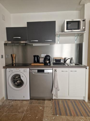een keuken met een wasmachine en een magnetron bij Le sunset in Bandol