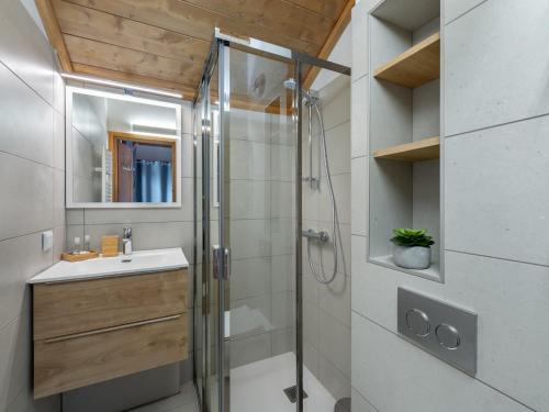 Kúpeľňa v ubytovaní Duplex Moderne à Méribel : Ski aux Pieds, Piscine et Spa Inclus - FR-1-566-55