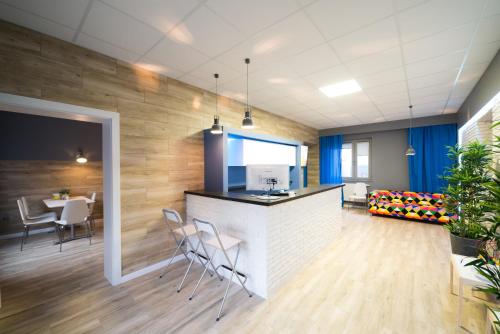 グダニスクにあるHostel Filip 2の椅子とテーブルのあるバー付きのオフィス