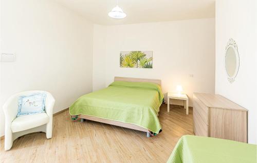 מיטה או מיטות בחדר ב-Beautiful Home In Montecorice With Kitchen