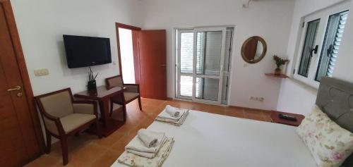 Televisyen dan/atau pusat hiburan di Apartments Villa Pržno
