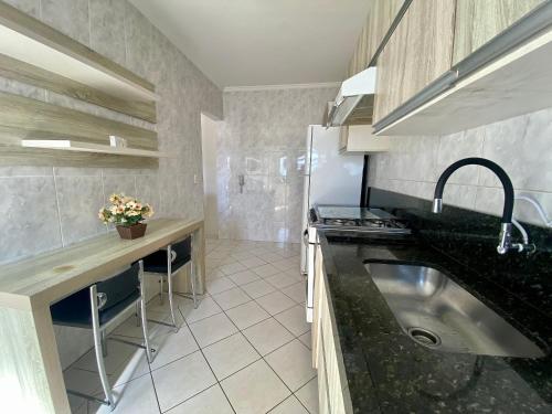 una cocina con fregadero y encimera en Residencial João Orisaka, en Samaritá