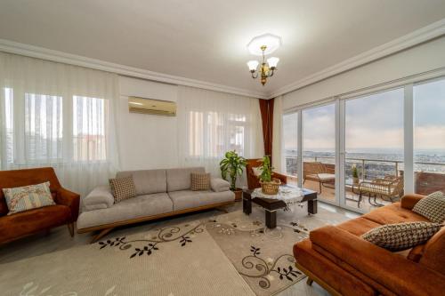 Een zitgedeelte bij Apartment with Panoramic City View in Kepez