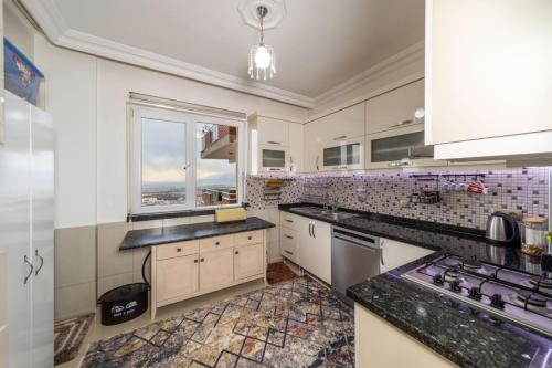 Een keuken of kitchenette bij Apartment with Panoramic City View in Kepez