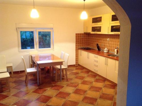 eine Küche und ein Esszimmer mit einem Tisch und Stühlen in der Unterkunft Guest House "Paradise" in Tivat