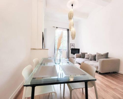 - un salon avec une table en verre et un canapé dans l'établissement Spacieux T3 * centre ville * sans vis à vis, à Aix-en-Provence