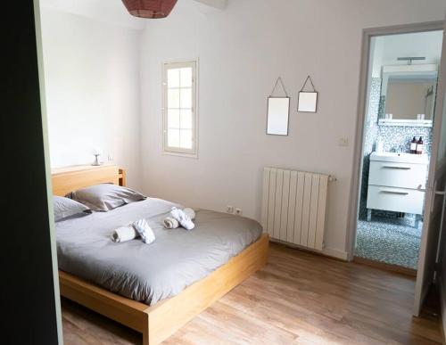 - une chambre avec un lit avec deux animaux rembourrés dans l'établissement Spacieux T3 * centre ville * sans vis à vis, à Aix-en-Provence