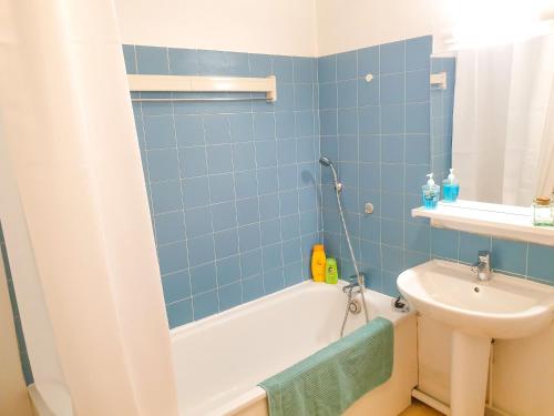 Et badeværelse på Paisible et Spacieux Appartement au calme proche métro limitrophe de Lyon