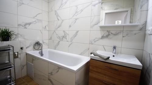 Ένα μπάνιο στο Apartman Neva