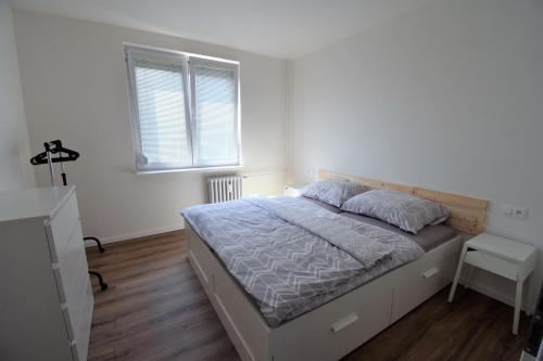 Ένα ή περισσότερα κρεβάτια σε δωμάτιο στο Apartman Neva