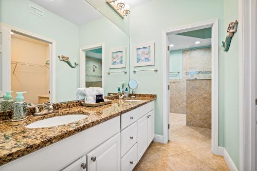 een badkamer met een wastafel en een douche bij San Carlos #407 in Gulf Shores