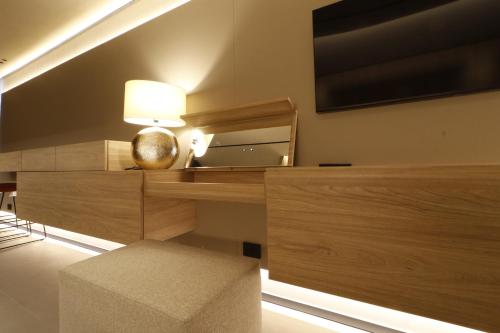 a room with a desk with a lamp and a tv at Giargeri Home in Misterbianco