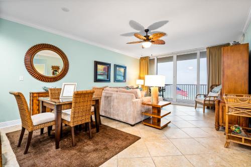 uma sala de estar com uma mesa e um sofá em San Carlos #407 em Gulf Shores