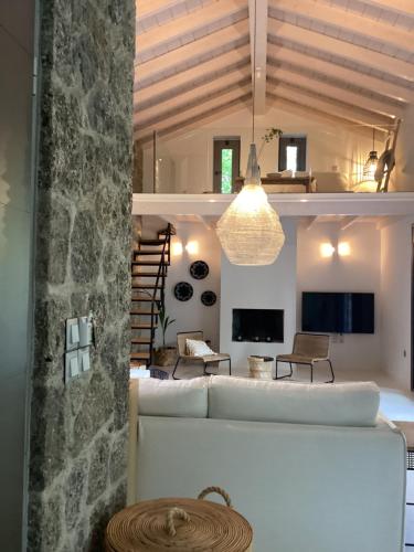 un soggiorno con un divano bianco e un tavolo di Villa Tartaya a Dassia