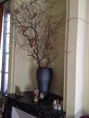a black vase with a plant on a table at Le Belvédère,double room in Bléré