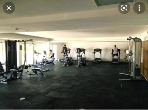 una palestra con diverse cyclette in una stanza di Diamantis Apartamento de Lujo y Confort a Montevideo