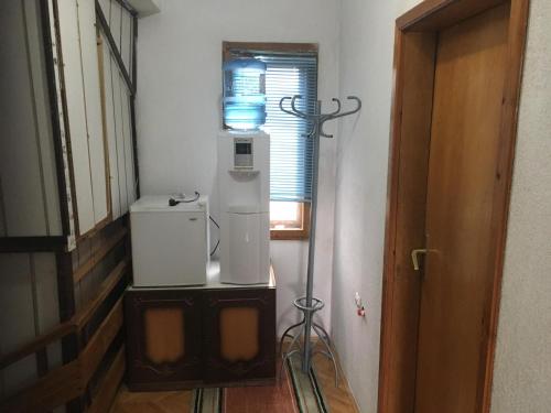Cette chambre dispose d'un petit réfrigérateur et d'une fenêtre. dans l'établissement Apartman Struga, à Struga