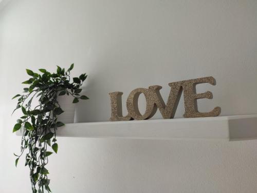 een plank met het woord liefde erop geschreven bij Piso Sol in Laxe