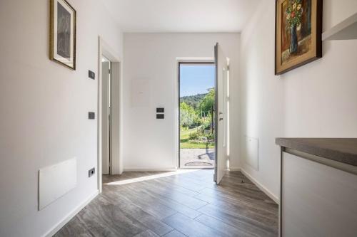 un pasillo vacío con una puerta que conduce a un patio en Appartamenti Gaggiolo 1, en Dro