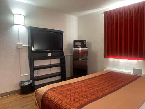 Ένα ή περισσότερα κρεβάτια σε δωμάτιο στο Regal 8 Inn & Suites