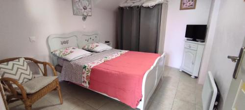 ein kleines Schlafzimmer mit einem Bett und einem Stuhl in der Unterkunft Gîte Des Huttes in Bain-de-Bretagne