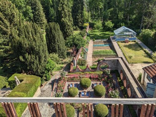 an aerial view of a garden with a building in the background at La Closerie in Droue-sur-Drouette