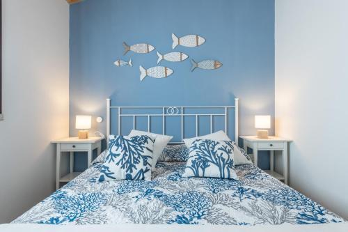 ein Schlafzimmer mit einem Bett und zwei Tischen mit Lampen in der Unterkunft La Casa di Francy in Villasimius