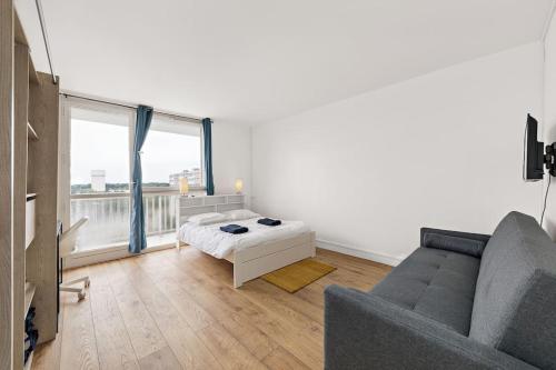 a living room with a bed and a couch at Red-10 Places+FreeParkingGratuit-5beds-Wifi/Zenith in Saint-Étienne-du-Rouvray