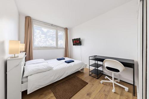 a bedroom with a bed and a desk and a chair at Red-10 Places+FreeParkingGratuit-5beds-Wifi/Zenith in Saint-Étienne-du-Rouvray
