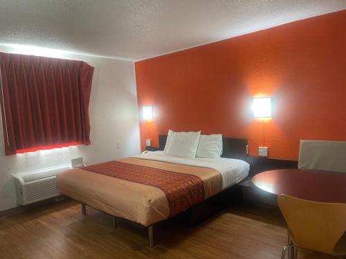 Ένα ή περισσότερα κρεβάτια σε δωμάτιο στο Regal 8 Inn & Suites