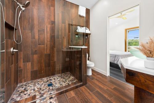 ヘンダーソンビルにあるOsceola Lake Retreatのバスルーム(シャワー、木製の壁付)