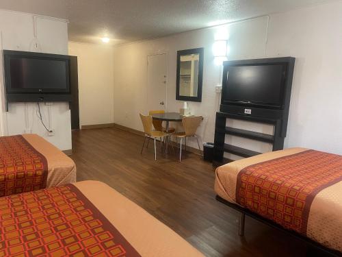 Ένα ή περισσότερα κρεβάτια σε δωμάτιο στο Regal 8 Inn & Suites
