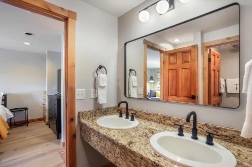 uma casa de banho com 2 lavatórios e um espelho grande em Studio @ The Village w/Incredible Views~Sleeps 4 em Breckenridge