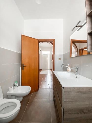 マリッティマにあるCasa Marittimaのバスルーム(トイレ、洗面台付)