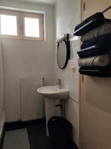 RancyにあるMaison 3 chambres 6 lits Netflix Parkingのバスルーム(洗面台、窓、タオル付)