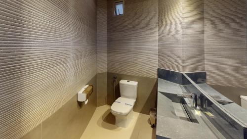 a bathroom with a toilet and a sink at Motel DUBAI BH in Belo Horizonte
