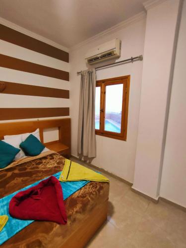 Una cama o camas en una habitación de Seaview Panorama Boatel