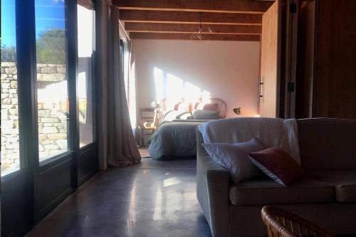 - un salon avec un canapé, un lit et une fenêtre dans l'établissement Saint-Tuge Maison de vacances, à Esquibien