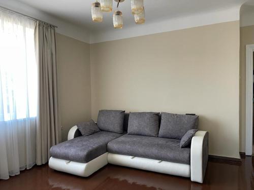uma sala de estar com um sofá num quarto em Dzīvoklis Raiņa ielā 57 em Liepāja