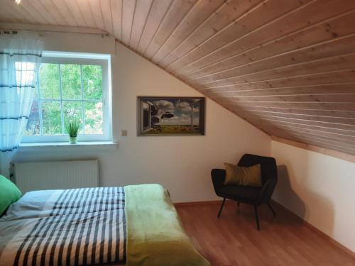 um quarto com uma cama e uma janela em Stadt-Land-Fluss em Wickede (Ruhr)
