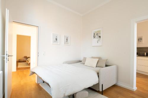 a white bedroom with a bed in a room at Ferienwohnung mit malerischem Ausblick in Billerbeck