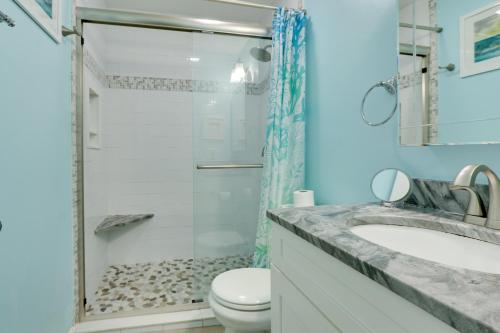Ванна кімната в Hilton Head Condo Steps to Beach, Coligny Plaza!