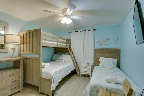 Двох'ярусне ліжко або двоярусні ліжка в номері Hilton Head Condo Steps to Beach, Coligny Plaza!